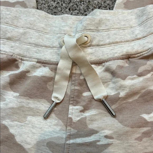 Athleta balance printed jogger in a neutral camo. Size MP. - Picture 4 of 7